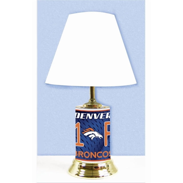 NFL Denver Broncos Table Lampe avec Abat-Jour Conique Blanc et base Cylindrique Enveloppée de Tissu Bleu Présentant le logo des Denver Broncos, le Nom de l'Équipe et des accents orange et Blanc, Montée sur un Support en Métal en Laiton Poli, Convient aux Chambres à Thème Ou aux Grottes de Fans.