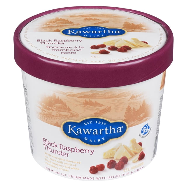 Tonnerre de Framboise Noire - Contenant de Crème Glacée Kawartha Dairy de 1,5 Litre avec Couvercle Bordeaux, Présentant de la Crème Glacée Aromatisée au Chocolat Blanc avec des Tourbillons de Morceaux de Framboise Noire et de Chocolat Blanc, Exposée dans un Contenant Blanc avec des illustrations de Paysage Rustique.