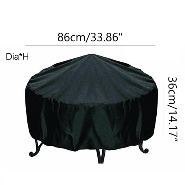 MYG Housse Ronde pour Foyer 33,86 Po X 14,17 Po, Fabriquée en Tissu Oxford 420D Robuste Noir. Cette Housse Imperméable et Résistante aux Déchirures Offre une Couverture Complète pour Foyers Extérieurs, Protégeant contre la Pluie, la Neige, le Givre, la Saleté et les Fientes d'Oiseaux. Elle Comprend un Cordon de Traction au Bas pour la Résistance au Vent et un Lien Élastique pour un Ajustement Sécuritaire. le Tissu Respirant Empêche l'Accumulation de condensation, et Il Est Facile à Nettoyer avec un Chiffon Ou un Tuyau Humide. Montré en Forme Ronde avec des dimensions
