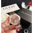 thumbnail image 2 of Montre Guess à Quartz pour Femmes à Bracelet en Acier, Type Triangle avec Lettres, 2 of 5