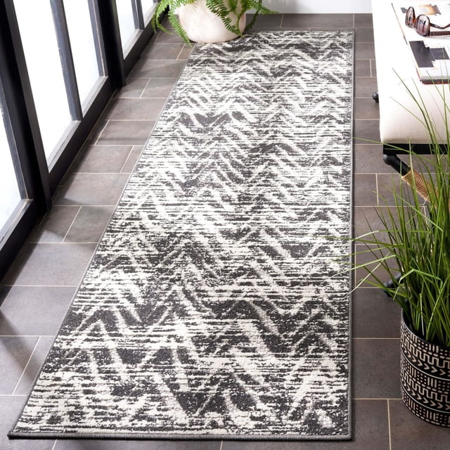 SAFAVIEH Cottage Tapis d'Intérieur/extérieur à Chevrons Ronni Gris avec Motif à Chevrons, Fibres Synthétiques Tissées Mécaniquement, Placé sur un Plancher Carrelé Près d'Une Fenêtre avec des Plantes en Pot et une Chaise, Convient aux Espaces Intérieurs Ou Extérieurs à Fort Passage et Souvent Utilisé pour Rehausser les Entrées Ou les patios.