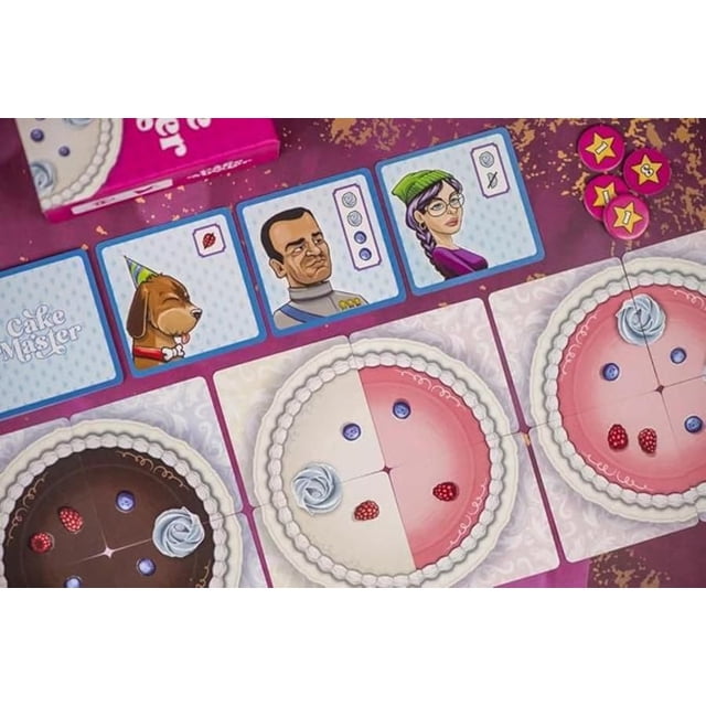 Locomuse - Cake Master - Jeu de Casse-Tête Familial Spatial Comprenant des Pièces de Casse-Tête Gros Plan en Forme de Tranches de Gâteau avec Garnitures Framboise et Bleuet, des Cartes de Personnages avec des avatars Illustrés et des Jetons Étoile sur un Plateau de Jeu Violet, Mettant en Valeur Son Jeu Simultané et des Mécaniques de Dessin Stratégiques.