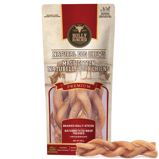 Bully Bunches Bâtons de Taureau Tressés de 6 Pouces (Lot de 3), Mâchouilles pour Chien Tout Naturelles et Durables dans un Sac Refermable beige et Rouge avec le logo Bully Bunches, Montrant des Bâtons de Taureau Torsadés à l'Intérieur et un devant, 100 % Digestibles et Riches en Protéines, Idéal pour les Chiens Ayant Besoin de Mâchouilles Naturelles Durables.