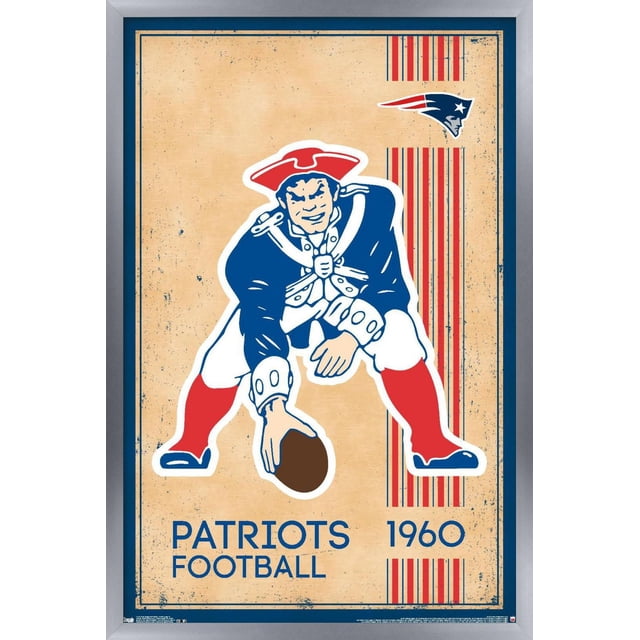 NFL New England Patriots - Affiche Murale Rétro Logo 14 Représentant un Patriote vintage Encadré en Manteau Bleu, Chapeau Rouge et Bottes, Tenant un Ballon de football Prêt à s'Enclencher, avec Texte « Patriots football 1960 » et le Logo des Patriots sur un Fond beige Vieilli, Convient à la Déco Intérieure à Thème Sportif.