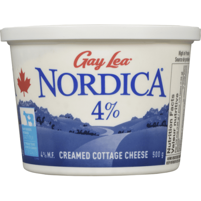 Nordica Fromage Cottage Crémeux 4 % M F dans un Contenant en Plastique Blanc de 500 g avec une Étiquette de Paysage rural Bleu et une Feuille d'Érable Rouge, Riche en Protéines et en calcium, Idéal pour Trempettes, Frappés, Pâtisserie et comme Choix Laitier Nutritif.