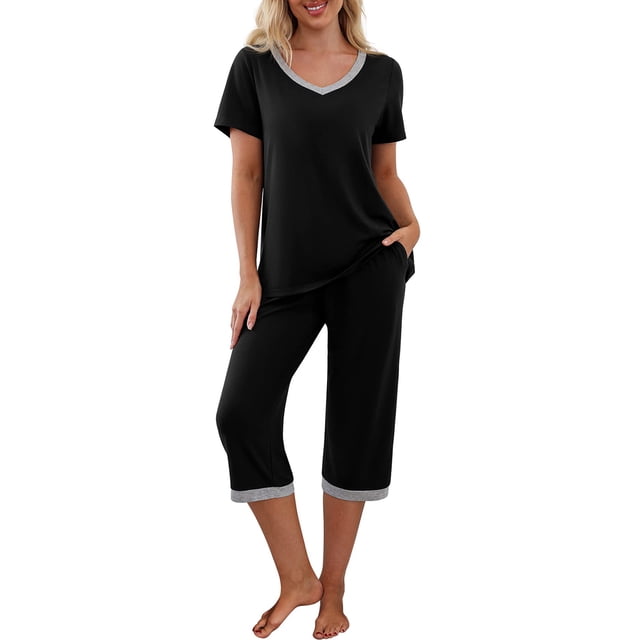 Sunloudy Ensemble de Pyjama pour Femme Comprenant un T-shirt à Manches Courtes à Col en V et un Pantalon capri en Noir avec Garniture Grise Contrastante. Fabriqué en Mélange de Coton, Cet Ensemble de Nuit Décontracté et Douillet Est Conçu pour le Confort avec une Taille Élastique et des Poches Latérales. Convient pour Se Détendre, Dormir Ou Se Relaxer à la Maison. Offert en Tailles P à TG.