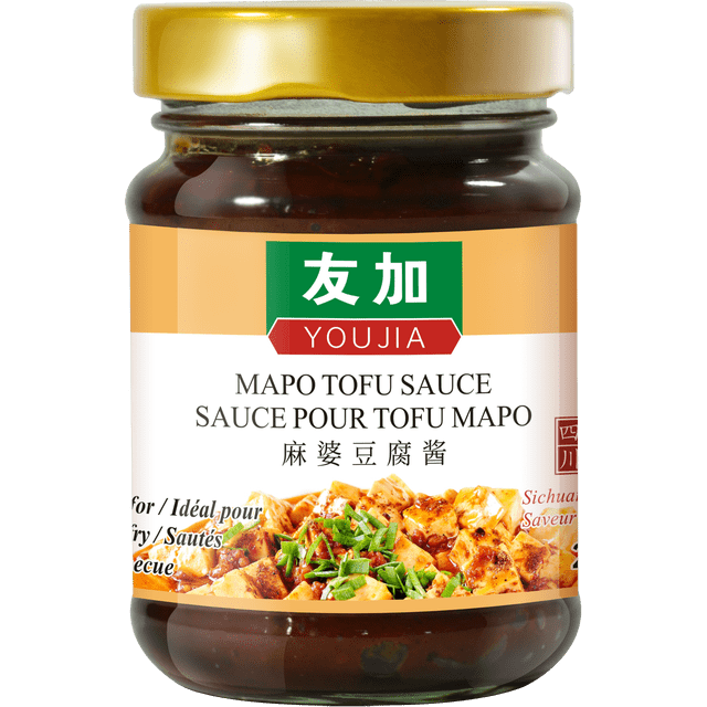 YOUJIA SAUCE de TOFU MAPO dans un Pot en Verre Transparent avec Couvercle Doré, avec Texte Bilingue Anglais et Chinois et Marquage Vert et Rouge. l'Étiquette Montrerait du MAPO TOFU Épicé avec des Oignons Verts Hachés, Mettant en Valeur Son Utilisation comme SAUCE de Cuisine Chinoise Idéale pour les Plats Sautés et Sautés à Saveur Épicée du Sichuan, Convient Aussi aux Recettes de TOFU, Poisson et Aubergine.