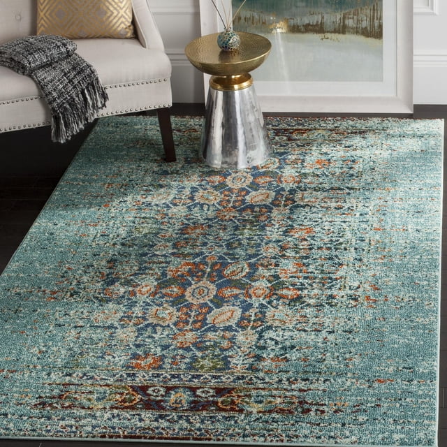 Safavieh Monaco Annabelle Tapis Vintage pour Aire avec un Motif Persan Vieilli en Sarcelle, Marine, orange et Crème, Polypropylène Tissé Mécaniquement avec pile à Boucles Mixtes, Exposé sous une Chaise Rembourrée beige et une table d'Appoint en Métal Martelé, Idéal pour Ajouter un style Bohème Chic aux Espaces de Vie.