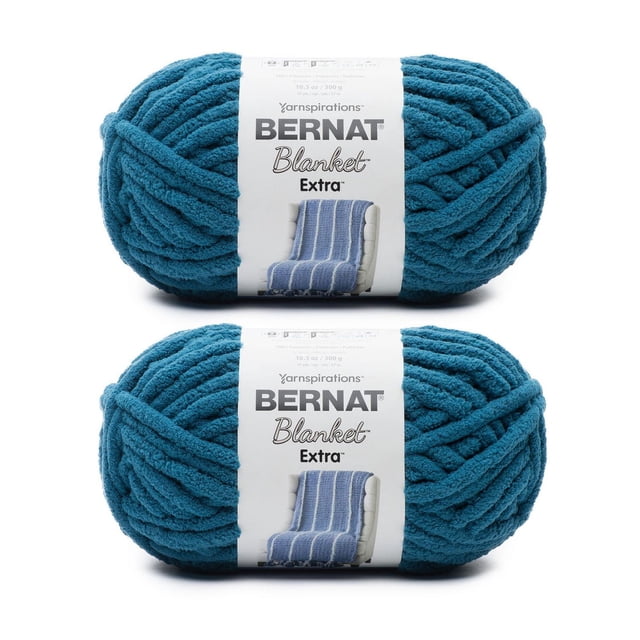 Bernat® Blanket ExtraTM Fil 2 pack en Bleu Sarcelle, jumbo #7 Pelotes de Fil chenille en polyester, Chaque 10.5 oz/300 g et 97 yards, Empilées Horizontalement avec des Étiquettes Blanches Montrant la Marque et une image de Couverture à Rayures Bleues, Convient aux accents Doux pour la Maison et aux Projets Lavables à la machine.