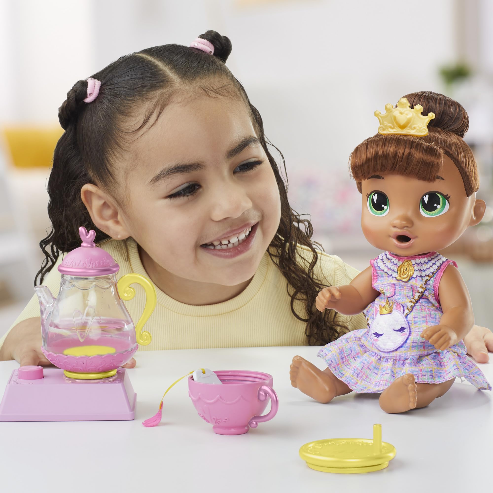 Baby Alive Poupée Bubbly Tea Party Sophia avec Accessoires de Théière, Cheveux Bruns, 11 Pouces, Jouets pour Filles et Garçons de 3 Ans et Plus