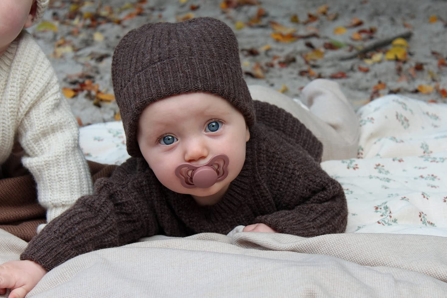 Sucettes BIBS – Couture | Sucette à Tétine Orthodontique | Sucette en Caoutchouc Naturel Sans BPA | Fabriqué au Danemark | Ensemble de 2 Sucettes (0-6 Mois)