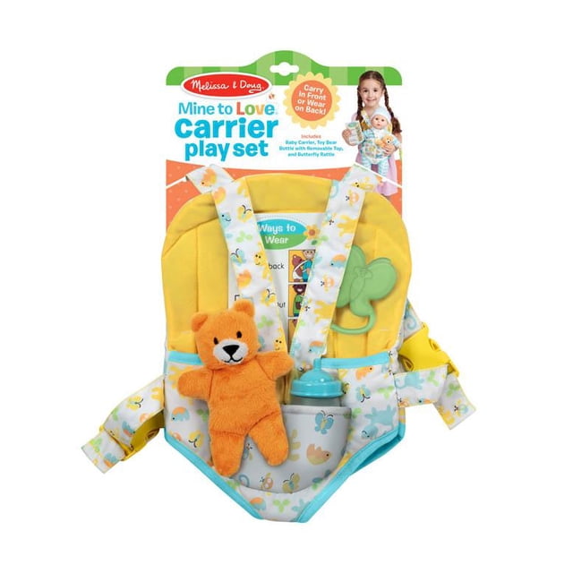 Sac porte bébé avec accessoires 31715 Melissa & Doug, a colourful baby carrier play set designed for dolls or stuffed animals up to 18 inches. Includes a yellow and patterned adjustable carrier, a butterfly rattle, a baby bottle, a plush orange bear, and a reusable activity card. The carrier is machine washable and can be worn in the front or back, with the doll facing forward or backward. Dolls or stuffed animals are not included.