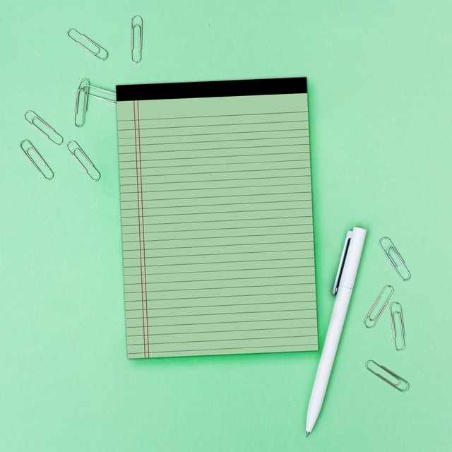 Sentmoon Bloc-Notes A4 avec Lignes Horizontales, design Détachable et 50 pages. Idéal pour l'Organisation de Bureau et la Planification d'Études, Ce Bloc-Notes Mémo Est Présenté sur un Fond Vert Menthe avec un Stylo Blanc et des Trombones, Mettant en Valeur Son design compact et portable pour le Bureau.