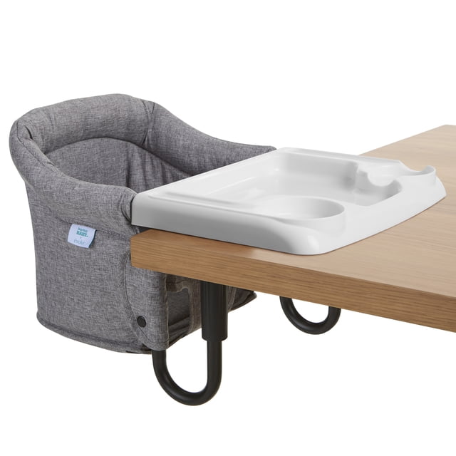 Evolur Chaise de Table de Confort à Pince en Tissu Gris avec Siège et Dossier Rembourrés, Serrée Solidement à un Bord de Table en Bois Clair avec Crochets en Métal Noirs, Dotée d'Un Plateau en Plastique Blanc Amovible avec Porte-Gobelet et Bords Surélevés pour l'Alimentation des Tout-Petits et un Nettoyage Facile.