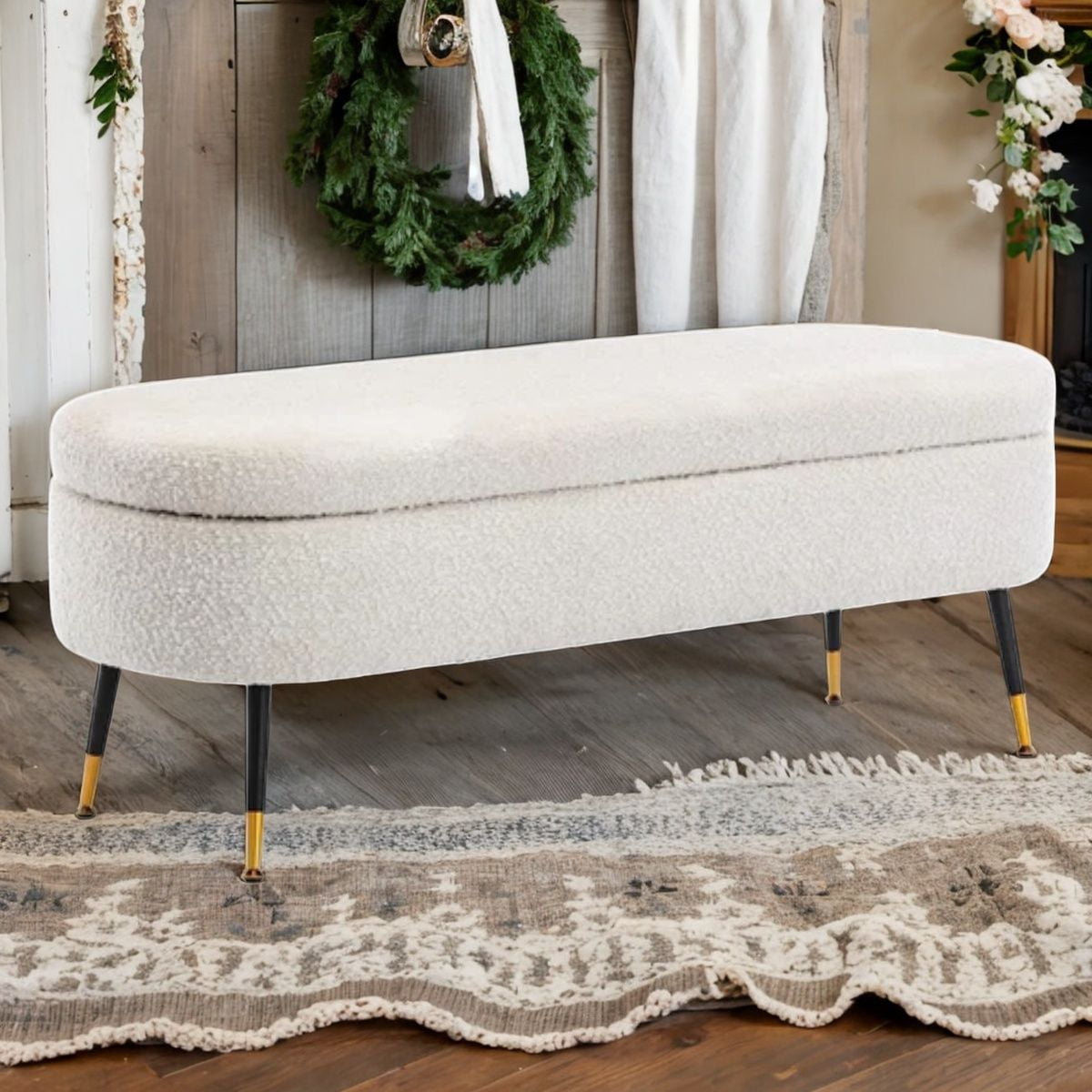 Banc de rangement Pacha avec tissu bouclé blanc et pieds noirs avec détails dorés