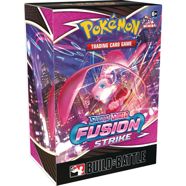 Pokémon TCG : Sword & Shield Fusion Strike Coffret de Construction et de Combat avec un design Multicolore Vif et l'Illustration Mew à l'Avant. Comprend 4 Paquets Booster, un Paquet d'Évolution de 23 Cartes avec 1 des 4 Cartes promo foil Uniques, et une Carte code pour le Jeu de Cartes à Collectionner Pokémon en Ligne.
