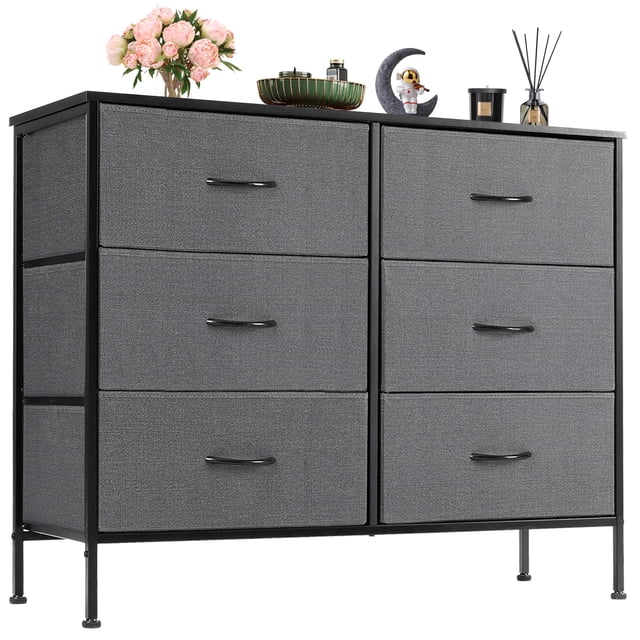 EDX Commode à 6 Tiroirs pour Chambre, Tour d'Organisation de Rangement en Tissu Gris. Comprend six Tiroirs en Tissu Spacieux avec Poignées en Métal Noir, Soutenue par un Cadre en Acier Renforcé et un Dessus en Bois Robuste. la Commode Comprend des Patins de Pieds Ajustables pour la Stabilité sur les Planchers Irréguliers et Convient au Rangement de Vêtements, d'Accessoires Ou d'Autres Articles. Son design Moderne Complète la Plupart des Décors de Chambre Ou de Salon.
