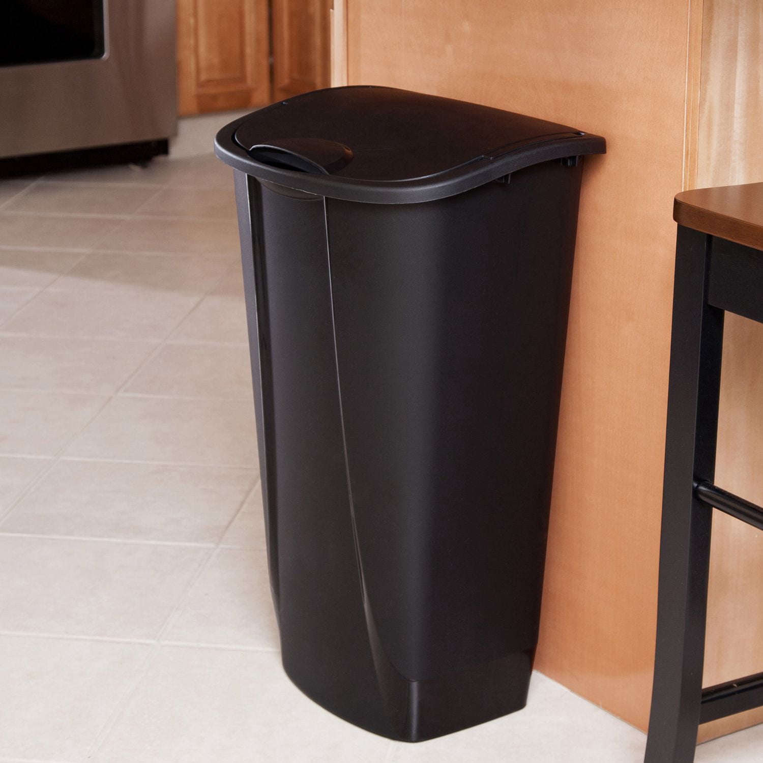 Poubelle avec couvercle basculant Sterilite de 42 litres en noir