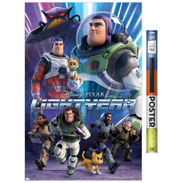 Disney Pixar Lightyear - Affiche Murale de Groupe avec Cadre Magnétique, 22,375 Pouces x 34 Pouces Représentant Buzz Lightyear dans Sa Combinaison Spatiale Blanche et Verte Courant avec Deux Chats orange et Autres Personnages Adaptés à l'Espace sur un Fond Bleu et Violet Cosmique avec le logo Lightyear en Police Métallique, Convient à la Décoration Murale de Chambre Ou de Bureau.