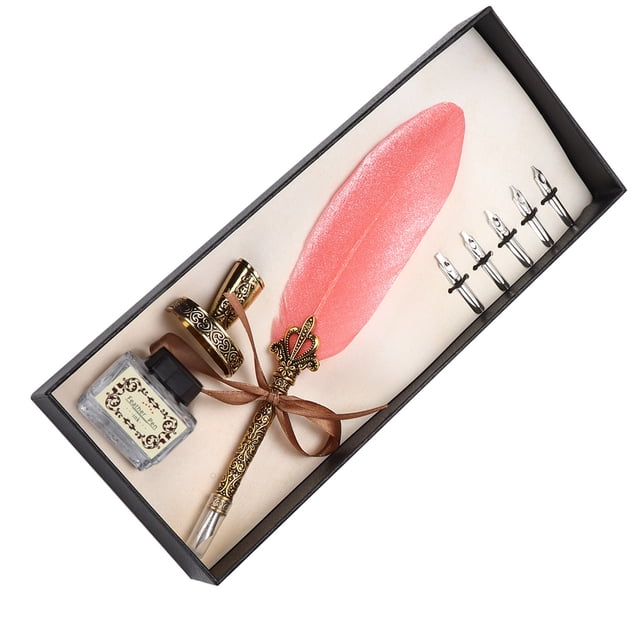Feather Pen Set, Antique Retro Decorative Calligraphy Pen Kit featuring a pink feather pen with ornate gold detailing, five interchangeable stainless steel nibs, an empty ink bottle, and a pen holder. The set is presented in a gift box, ideal for calligraphy practice, writing, or as a gift for teachers, couples, or elders.
