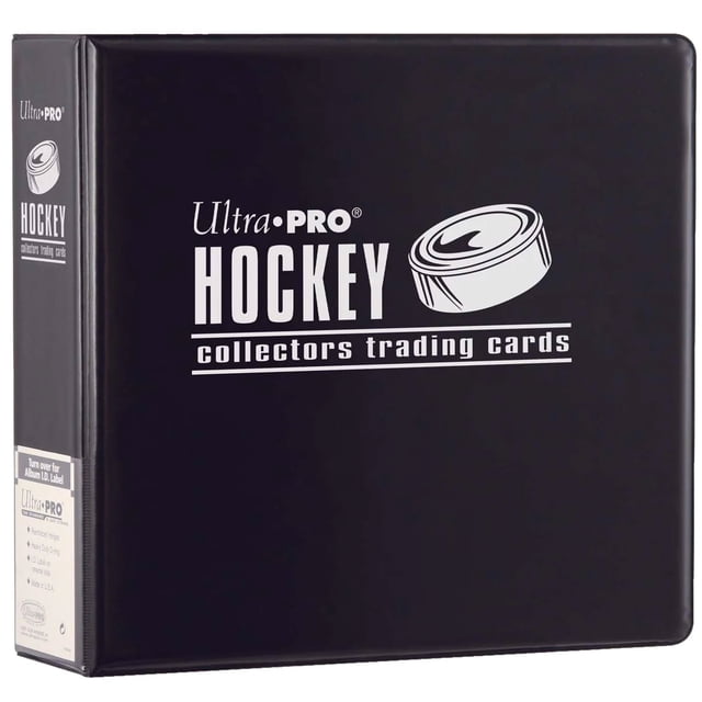 Album de Cartes à Échanger de Hockey Ultra PRO 3 Pouces, Vue Centrée et Orientée vers l'Avant d'Un Classeur Noir à Anneaux de Trois Pouces avec logo Ultra PRO sur la Colonne Vertébrale et pages de Poche Transparentes Visibles pour Cartes à Échanger sur Fond de studio Blanc, Convient au Rangement de Cartes et à l'Organisation des collections de Cartes de Hockey; Aussi Souvent Utilisé pour Conserver des Feuilles de Statistiques d'Équipe Ou des pages d'Autographes de Joueurs.