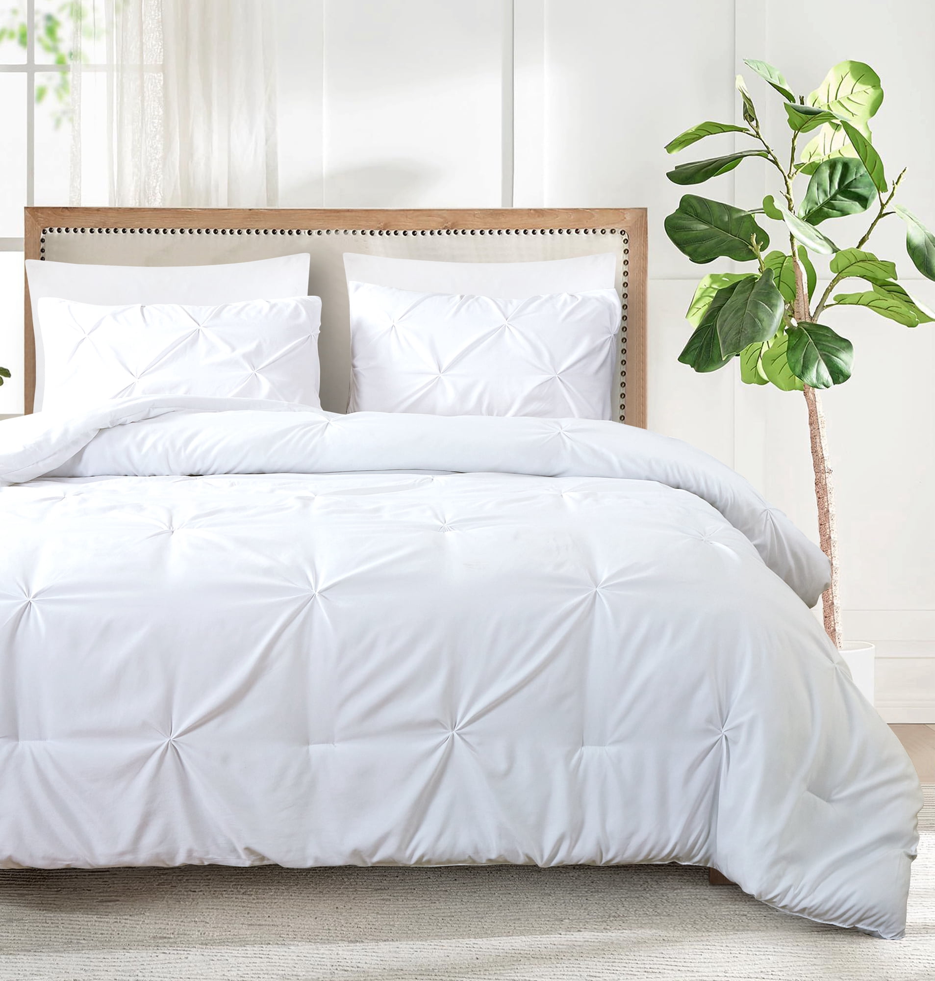 Literie Marina Décoration ultra douce et luxueuse en duvet d'oie, motif géométrique uni, capitonné et plissé, avec taies d'oreiller volantes, couleur blanche