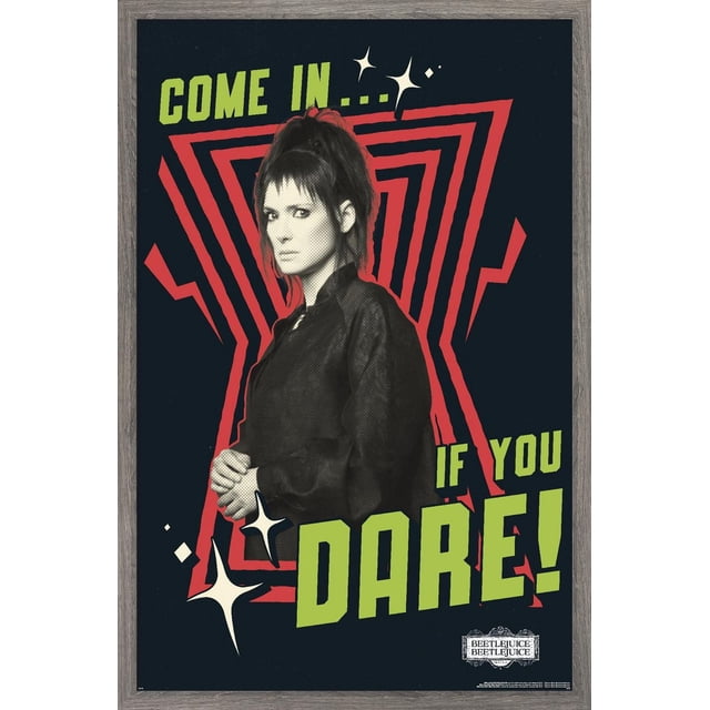 Beetlejuice Beetlejuice - Affiche Murale « Come In If You Dare », 14,725 Po x 22,375 Po Encadrée, Représentant une Figurine en Veste Noire avec une Haute Queue de Cheval sur un Fond Sombre avec des Formes Géométriques Rouges Audacieuses et un Texte Vert « Come In... If You Dare! » Accentué de Paillettes Blanches Type Étoile, Idéal pour la Décoration Murale de Chambre Ou de Bureau, Fabriqué par Trends International.