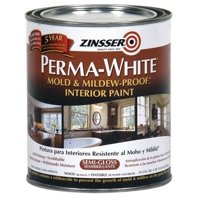 Zinsser Perma-White Peinture Intérieure Anti-Moisissure et Anti-Moisissure en Boîte de Format Quart, avec une Finition Blanche Semi-Lustrée. l'Étiquette Met en Valeur Sa Formule Acrylique à Base d'Eau, Ses Propriétés d'Auto-apprêtage et une Garantie de 5 Ans sur le film de Peinture contre la Moisissure et le Mildiou. Convient aux Salles de Bain, Cuisines, Buanderies Ou Tout Espace Intérieur Sujet au Mildiou. la Boîte Affiche les Détails du Produit en Anglais et en Espagnol, avec une image d'Une Salle de Bain sur