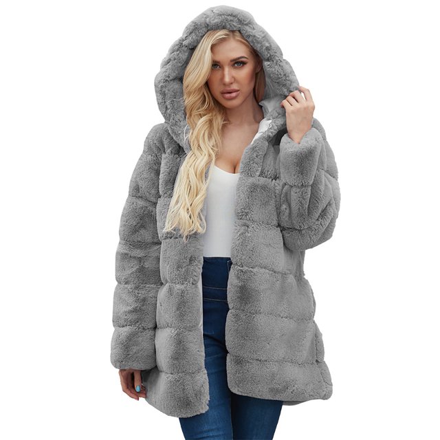 Veste pour Femmes Hiver Femmes Dames Uni Chaud Manteau en Faux Manteau Veste Hiver Col Rabattu Vêtement d'Extérieur en Gris. la Veste Présente une texture Peluche en Fausse Fourrure, Manches Longues et un design à Capuche. Elle Est Conçue pour un Usage Décontracté et Convient aux Saisons de Printemps et d'Automne. Montré Porté par-Dessus un Haut Blanc et des jeans Bleus.