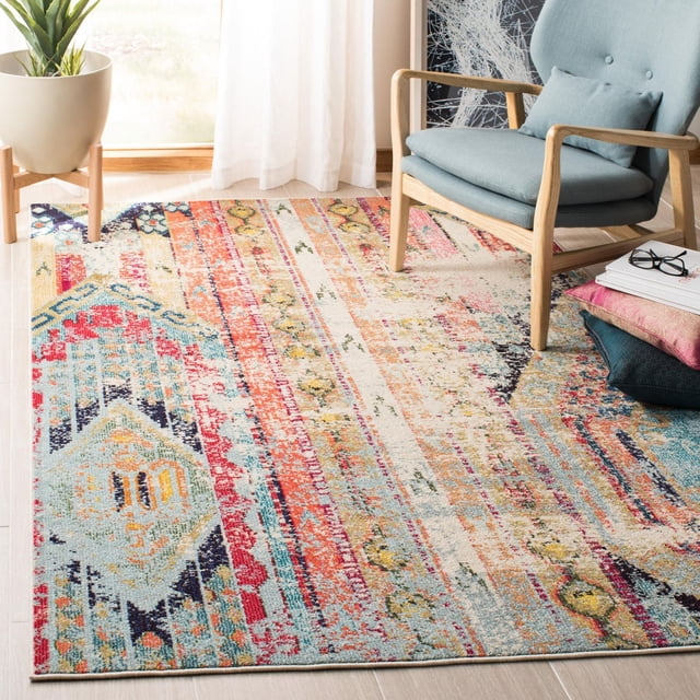 Safavieh Madison Christabella Tapis à Rayures Surteintes avec un Motif Rayé Multicolore Surteint en Tons Rouge, Bleu, Jaune et Crème, Tissé Mécaniquement pour la Durabilité, Exposé sur un Plancher de Bois Clair à Côté d'Un Fauteuil en Bois Coussiné Bleu Pâle et d'Une Plante en Pot Près d'Une Fenêtre avec des Rideaux Transparents, Idéal pour une Déco d'Accent Contemporaine et Transitionnelle.