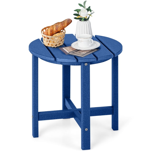 Costway Table d'Appoint Adirondack de Patio de 18 Pouces en Bleu Marine, Fabriqué en Matériau HDPE Résistant aux Intempéries. le Plateau Rond à Lattes Est Supporté par une structure Renforcée en Forme de X avec des Vis en Acier Inoxydable pour une Durabilité Accrue. Conçu pour une Utilisation Extérieure, Il Est Résistant à la Décoloration, Protège du Soleil et Imperméable. Exposé avec un vase, une Tasse et un Panier à Pain à des Fins Décoratives.