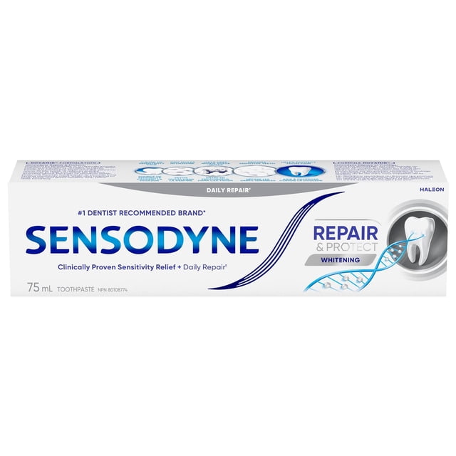 Sensodyne Dentifrice Blanchissant Réparateur et Protecteur pour Dents Sensibles en Boîte Blanche de 75 ml avec Texte Bleu et Gris, Mettant en Évidence un Soulagement de la Sensibilité Cliniquement Prouvé, une Réparation Quotidienne et des Bienfaits de Blanchiment, avec une Icône de Dent avec un Brin d'ADN Représentant une Technologie de Réparation.
