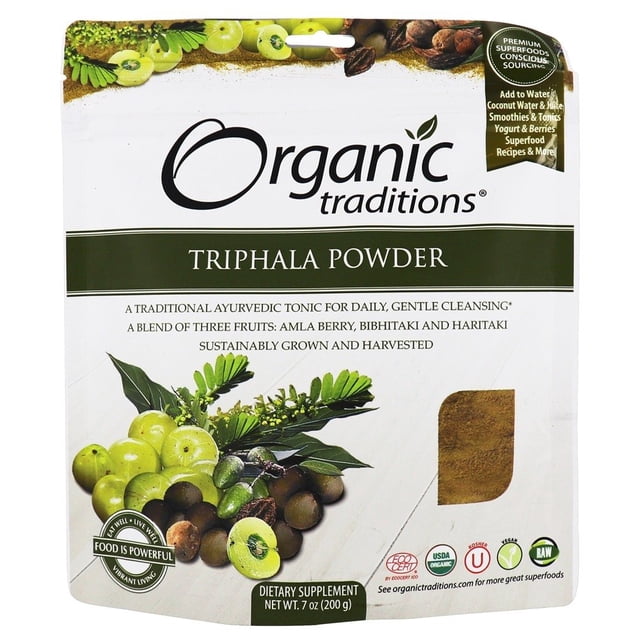 Organic Traditions Poudre de Triphala dans une Pochette Refermable de 7 oz (200 g). l'Emballage Met en Valeur Son Mélange Ayurvédique de Trois fruits : Amla, Bibhitaki et Haritaki, Connu pour Équilibrer Vata, Pitta et Kapha doshas. l'Avant Présente des images Vibrantes des fruits et un Échantillon de Poudre, Ainsi Que des certifications comme USDA Biologique, non-OGM et Cru.