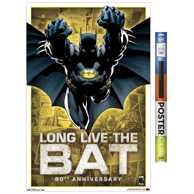 DC Comics - Batman - Affiche Murale du 80e Anniversaire, 22,375 Pouces x 34 Pouces Mettant en Vedette Batman en costume Noir et Bleu avec Emblème de Chauve-Souris Jaune Lumineuse sur la Poitrine, Volant vers l'Avant avec Poings Allongés. l'Arrière-plan Affiche des Panneaux de Bande Dessinée Batman vintage Ton Sépia et un Texte Blanc Audacieux « Longue Vie à la Chauve-Souris » avec « 80e Anniversaire » Dessous. Cette Affiche Murale Brillante Convient à la Déco Maison