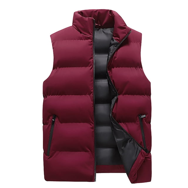 Veste Sans Manches Homme Mode Homme Uni Col Montant Cardigan Sans Manches Veste Manteau Rembourré. Ce Gilet pour Homme Présente un Col Montant, un design Sans Manches et une construction Rembourrée pour la Chaleur. Fabriqué en polyester Doux et durable, Il Convient au Port Décontracté en Hiver. la Veste Est Présentée dans une Couleur Rouge Foncé avec Doublure Intérieure Noire et Poches Zippées, Offrant un Style Élégant et Fonctionnel.