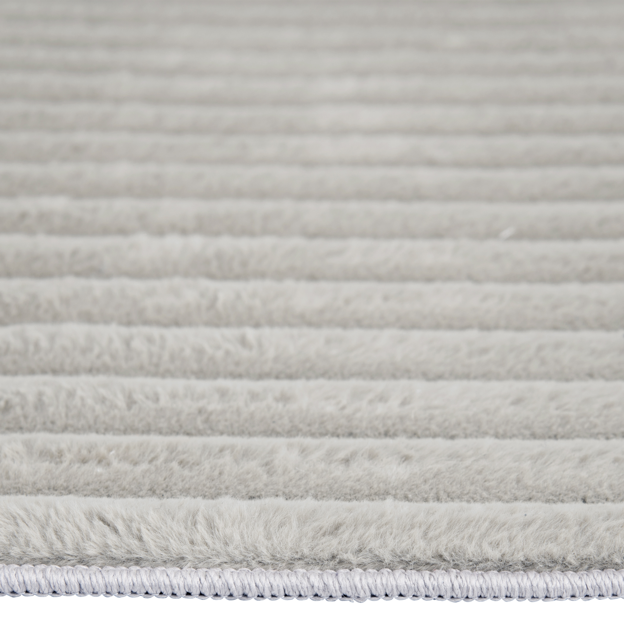 Tapis d'intérieur Avenue B en fausse fourrure grise (format 4 x 6). Emplacements recommandés : salon, chambre ou salle à manger.