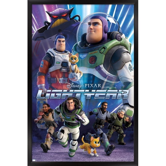 Disney Pixar Lightyear - Affiche Murale de Groupe avec Cadre Magnétique, 22,375 Pouces x 34 Pouces Montrant une Vue Centrée et Orientée vers l'Avant de Multiples Personnages en Combinaisons Spatiales Détaillées et de Deux Chats orange sur un Fond Violet Cosmique avec des Faisceaux de Lumière Rayonnants, Imprimée sur Papier Lustré pour une Déco Murale Vibrante Convenant aux Chambres, Bureaux Ou Dortoirs, et Souvent Utilisée comme Décoration de Fête à Thème.