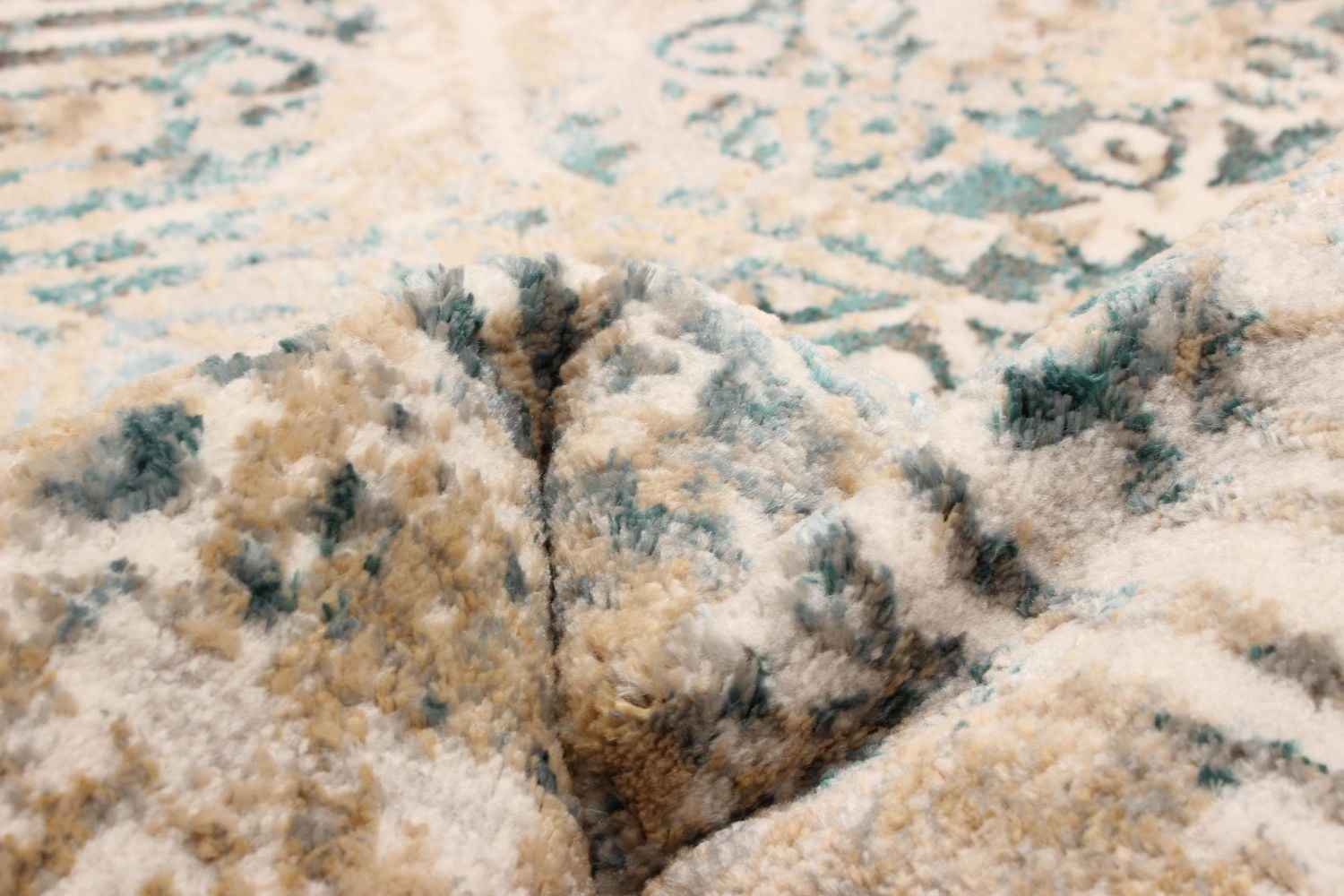 ECARPET Zoe Traditional Area Rug for living room, bedroom, dining entrance, hallway and more.