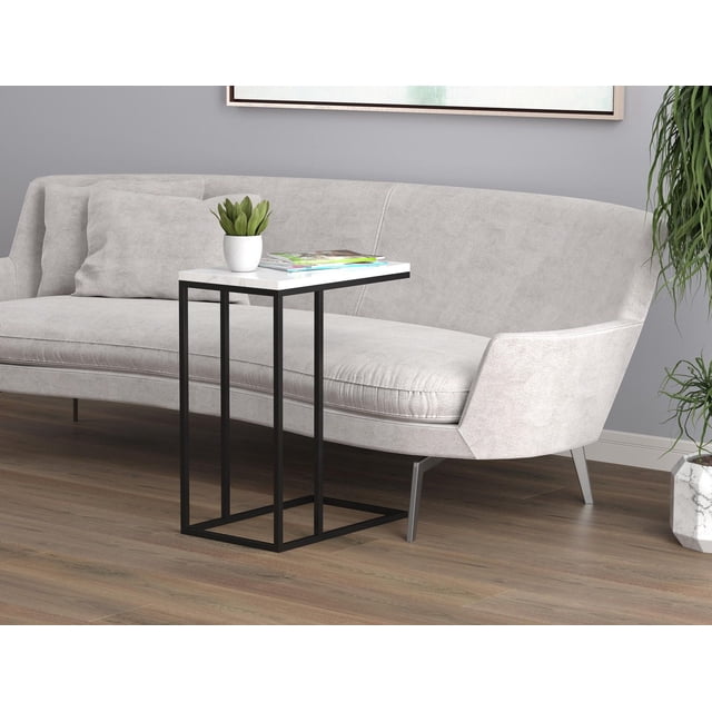 Safdie & Co. Table d'Appoint en Forme de C en Marbre Noir Métal avec Dessus en Marbre Blanc et Cadre en Métal Noir, Mesurant 20 par 12 par 24 Pouces, Positionnée à Côté d'Un sofa Gris Pâle sur Plancher de Bois, Tenant une Petite Plante en Pot et des magazines, Convient pour le Salon Ou comme Support Pratique pour Portable.