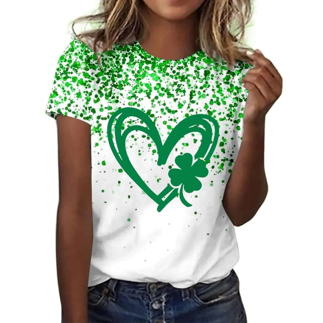 FAIWAD T-Shirts pour Femmes Grande Taille T-Shirt Vert de la Saint-Patrick Présentant un design Décontracté à Col Rond avec un Graphique de Trèfle sur un Fond Blanc. le T-Shirt Présente des Éclaboussures Vertes sur le Haut et un Grand design en Forme de Cœur avec un Trèfle à l'Avant. Fabriqué en Matériau Doux et Confortable, Il Convient au Printemps, à l'Été, à l'Automne et à l'Hiver. Sur la Photo, Assorti à des jeans en denim.