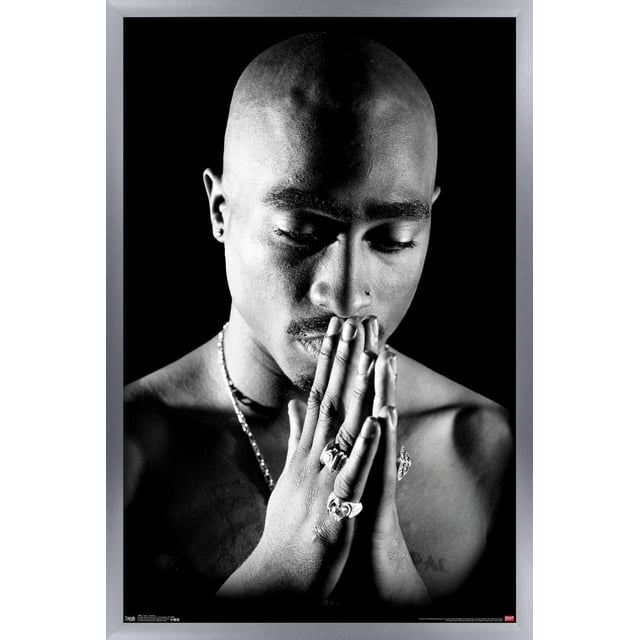Tupac - Affiche Murale de Prière, 14,725 Po x 22,375 Po Présentant un Gros Plan Noir et Blanc d'Une Figurine Sans Chemise avec les Mains Pressées l'Une contre l'Autre dans la Prière, Ornée de Multiples Anneaux et d'Un Collier Chaîne, sur Fond Noir Uni, Convient pour l'Art Mural dans les Chambres Ou les Bureaux.