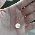 thumbnail image 3 of Collier Pendentif Rond en Forme de Pièce Chaîne de Cou Disque Alphabet Chaîne de Cou Alphabet Fille Femme Cadeau Bijoux Femme, 3 of 9