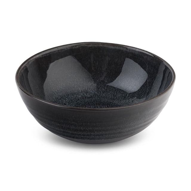 Yellowstone Bol Rond en Céramique, Rip Collection Montré dans une Vue de Profil 3/4, Présentant une Forme Ronde Profonde avec un Glaçage Réactif dans des Tons de Charbon Foncé Créant un Motif Texturé unique. Fait de Grès durable, Ce Bol Est Idéal pour les Repas et les Réceptions, Convient à la Soupe, aux Céréales et aux Collations, et Va au Micro-Ondes et au Lave-Vaisselle.