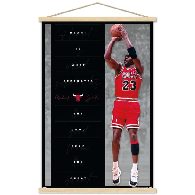 Michael Jordan - Affiche Murale Cœur, 22,375 Po x 34 Po Montrant Michael Jordan en Rouge avec le Numéro de Maillot des Chicago Bulls 23 Sauteur pour Tirer un Ballon de basketball. le Côté Gauche Présente la Citation « le Cœur Est Ce Qui Sépare le Bon du Grand » en Texte Blanc sur Noir avec le logo des Chicago Bulls et la signature de Michael Jordan en Rouge.
