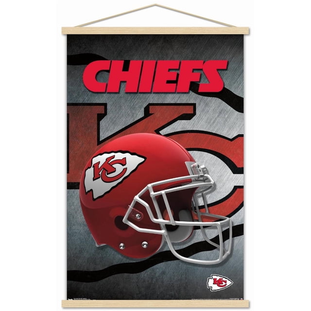 NFL Kansas City Chiefs - Affiche Murale de Casque 16, 22,375 Pouces x 34 Pouces Présentant une Vue de Côté d'Un Casque de football Rouge avec le logo des Kansas City Chiefs en Pointe de Flèche et un Masque Blanc, sur Fond Gris Texturé avec de Grandes Lettres Rouges « KC » et un Texte Rouge « Chiefs » Audacieux, Imprimée sur Papier d'Affiche Lustré avec des Cintres à Cadre en Bois, Convient à la Déco de Chambre de fan de sports Ou à la