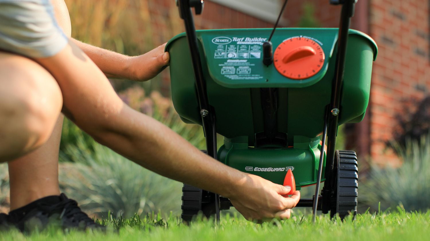 Scotts Turf Builder Mini Edgeguard Broadcast Spreader - Walmart.ca