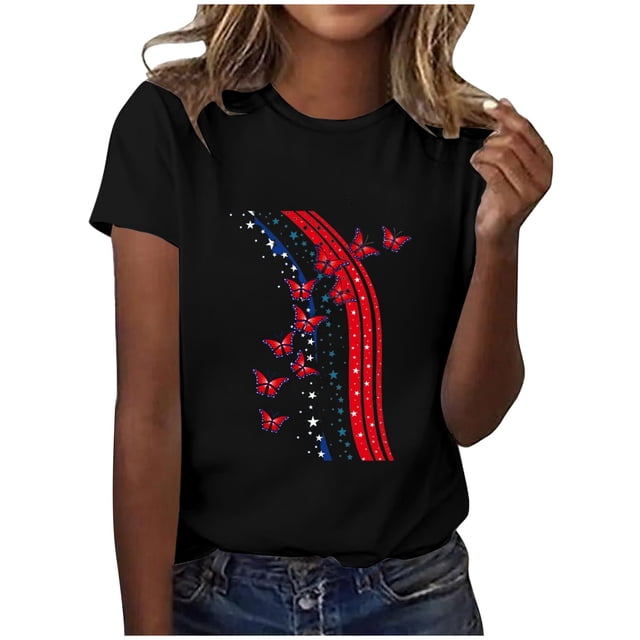LUOGENLI T-shirt Décontracté pour Femme en Noir avec Col Rond et Manches Courtes. l'Avant Présente un design Graphique Audacieux avec des Papillons Rouges et un Motif Rayé Rouge, Blanc et Bleu avec des Étoiles. Ce T-shirt Graphique s'Agence Bien avec des jeans en denim, le Rendant Idéal pour le Quotidien Ou les occasions Festives.