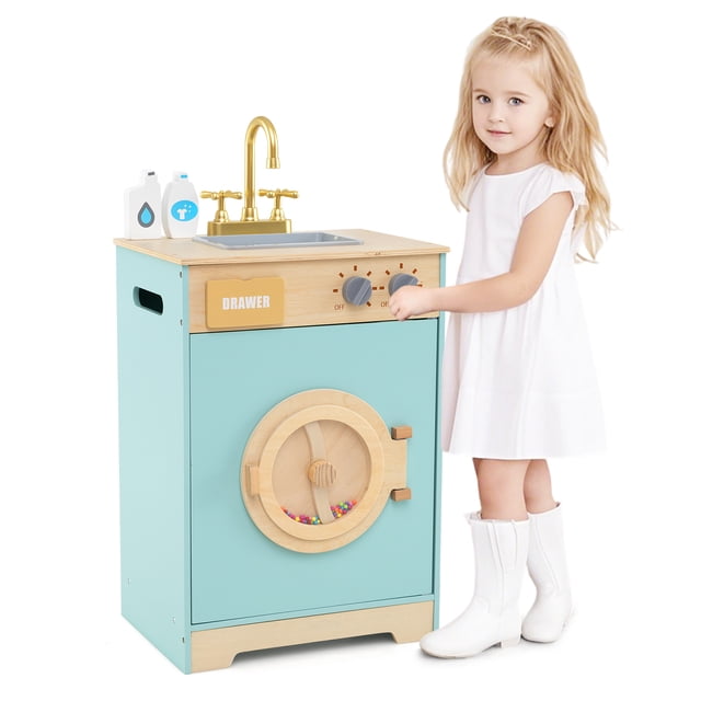 Gymax Ensemble de Jeu de Laveuse pour Enfants avec Détergent à Lessive et Désinfectant pour les Mains, Comprenant une machine à Laver en Bois Bleue avec Panneau de Porte transparent, une Roue Rotative avec Perles et Deux Boutons Rotatifs. Comprend un Évier Amovible avec un Robinet Doré et des Accessoires comme une Bouteille de Détergent à Lessive et un Désinfectant pour les Mains. un Enfant Interagit avec l'Ensemble de Jeu, Mettant en Valeur Ses Fonctionnalités Éducatives et Imaginatives.