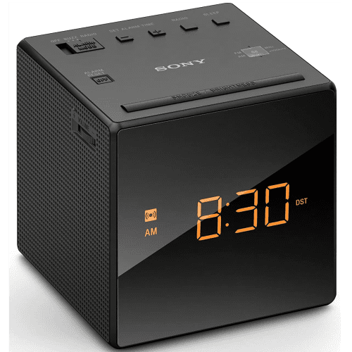 Modèle de Radio-Réveil SONY Remis à Neuf - ICF-C1 avec un design cube Noir Élégant, Doté d'Un Écran DEL orange Affichant 8:30 AM. le Panneau Supérieur Comprend des Commandes pour les Réglages d'Alarme, le Réglage du volume et le Réglage de la Radio AM/FM. Équipé d'Un Syntoniseur Numérique pour une Réception Claire et une Luminosité Réglable pour des Réglages d'Affichage Personnalisables, Ce Radio-Réveil compact Est Parfait pour les tables de Chevet.