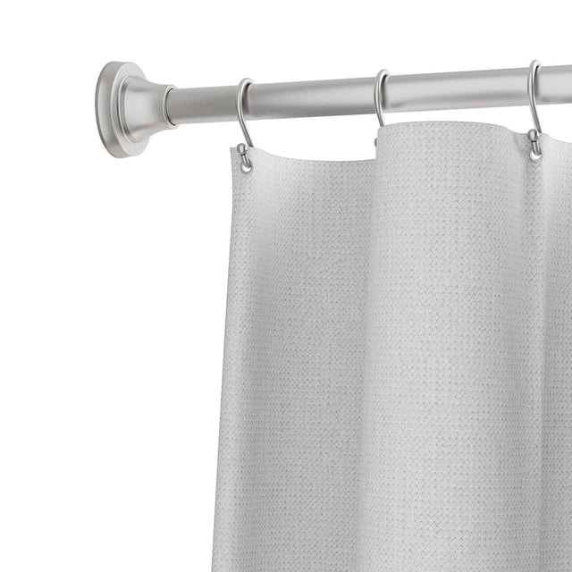 Mainstays Tringle de Rideau de Douche à Tension Réglable avec Embouts Ronds Décoratifs en Argent Mat, Illustrée Installée avec un Rideau de Douche Blanc Texturé Suspendu à des Crochets en Métal, Conçue pour une installation Facile Sans Perçage et une Longueur Réglable, Convient Aussi pour une Utilisation dans les Garde-Robes Ou les Séparateurs de Pièce.
